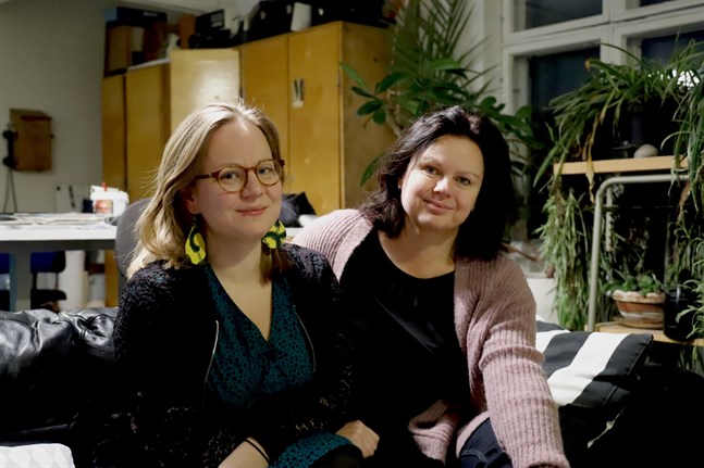 Lina Teir, till vänster, och Ann-Luise Bertell är pådrivarna bakom Österbottens berättarcentrum Glöd.