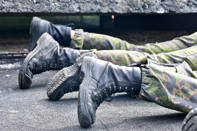 Tre beväringar och fem anställda vid Försvarsmakten har smittats av sjukdomen covid-19, uppger Försvarsmakten.