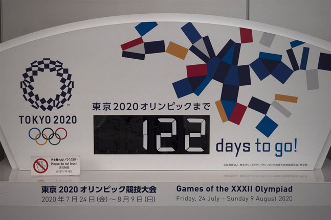 122 dagar kvar till sommar-OS i Tokyo förkunnade den här skylten i den japanska huvudstaden i tisdags. Samma dag meddelades att OS skjuts fram till nästa år. Exakt när spelen ska hållas är ännu oklart.