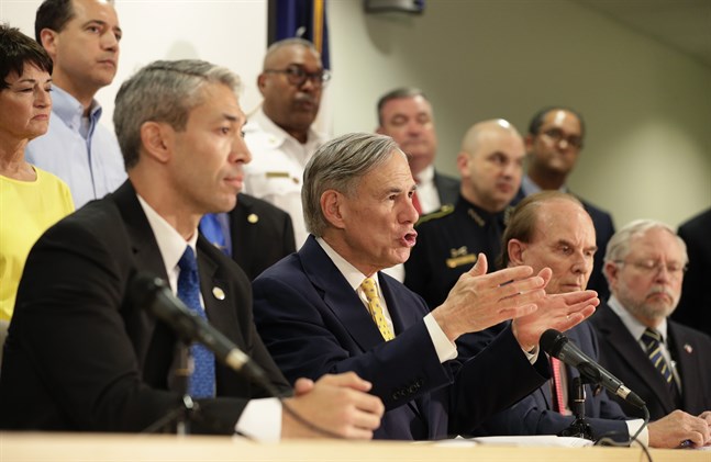 Texas guvernör Greg Abbott (i mitten) skrev i helgen under beslutets att ställa in delstatens aborter. Arkivbild.