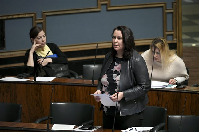 Grundlagsutskottets ordförande Johanna Ojala-Niemelä (SDP) säger att utskottet ger grönt ljus till stängningen av restauranger – med några preciseringar.