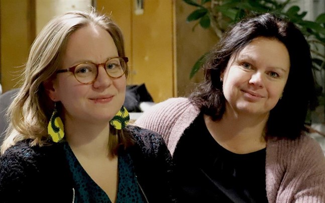 Lina Teir, till vänster, och Ann-Luise Bertell är pådrivarna bakom Österbottens berättarcentrum Glöd.