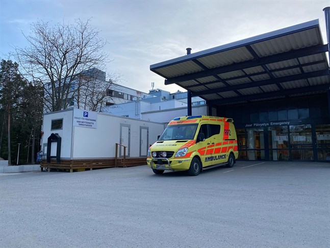 För att skydda övriga patienter har social- och hälsovårdsverket i Jakobstad förberett nya mottagningsrum för de patienter som har influensasymtom. Provtagningsskylten är dock flerplacerad och ska flyttas, enligt tf social- och hälsovårdsdirektör Pia-Maria Sjöström.