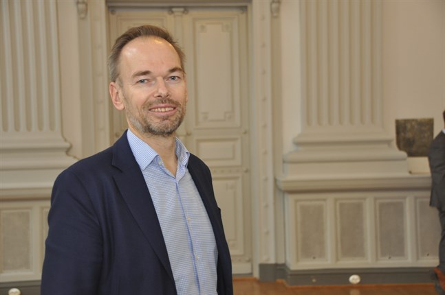 Markus Österlund lämnar uppdraget som Folktingets folktingssekreterare.