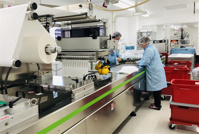 Steril förpackning av sjukhusprodukter på Fluorplast i Petalax.