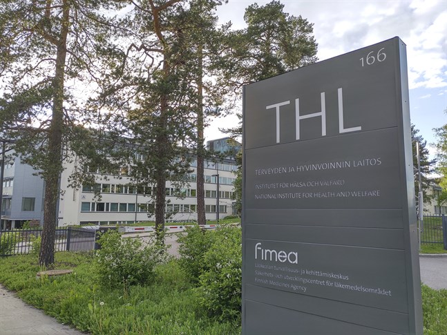 Institutet för hälsa och välfärd THL meddelar att nästan tusen personer har bekräftats smittade av coronaviruset i Finland.