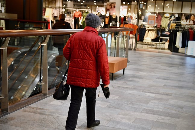 Omkring 40 procent av pensionstagarna fick mindre än 1 250 euro i månaden i pension. Bland dem var två tredjedelar kvinnor. Arkivbild.