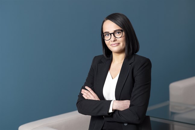 Företagarnas jurist Karoliina Katila uppmanar företag att ta kontakt med banker, försäkringsbolag och hyresvärdar.