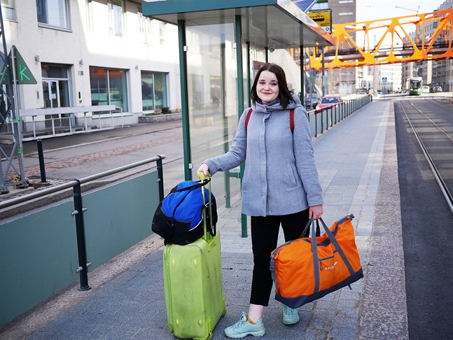 Med fyra fullpackade väskor är Julia Wik förberedd på att i värsta fall tillbringa kommande halvåret i Jakobstad.