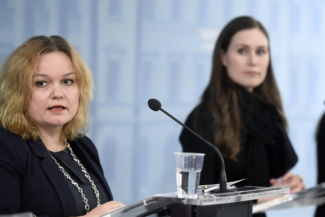 Någon plan för hur återgången till det normala skall ske har regeringen inte presenterat, inte heller för hur ekonomin skall balanseras, skriver Per Lindeberg. - På bilden ministrarna Krista Kuru och Sanna Marin.