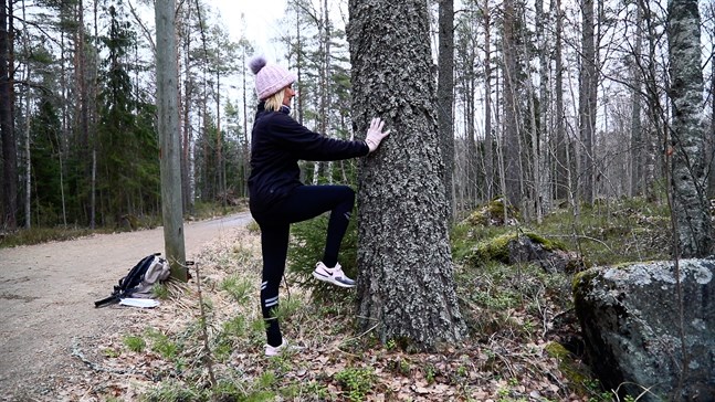 Träningen kan varieras så att den passar dig. I övning 1 kan man till exempel ta stöd av ett träd eller en vägg.