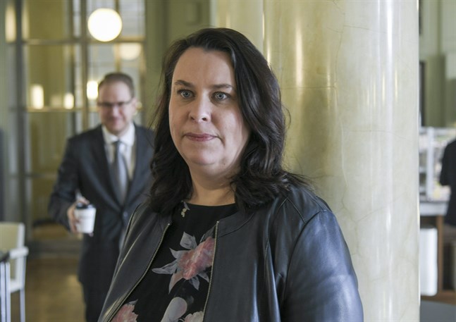 Grundlagsutskottets ordförande Johanna Ojala-Niemelä (SDP) väntas berätta om grundlagsutskottets bedömning av regeringens planerade stängning av Nyland i dag.