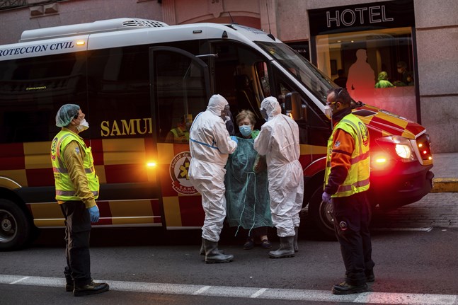 En patient förs till ett sjukhus i Spaniens huvudstad Madrid.
