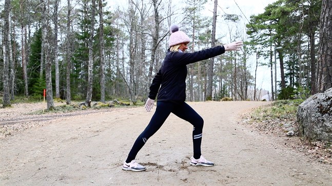 I övning 1 skidar vi i slow motion. Temat för det här passet är ryggrotation.