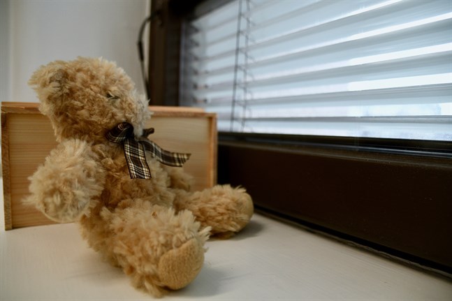 Genom att placera en teddybjörn i fönstret kan var och en hjälpa barnfamiljer att hitta på sysselsättning under rådande undantagsförhållande.