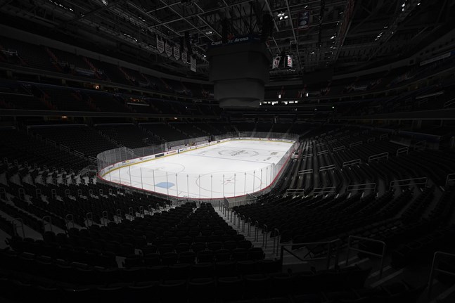 Tomma NHL-arenor i dagsläget, men nu öppnar ligans vicekommissionär Bill Daly för att säsongen kan förlängas till augusti.