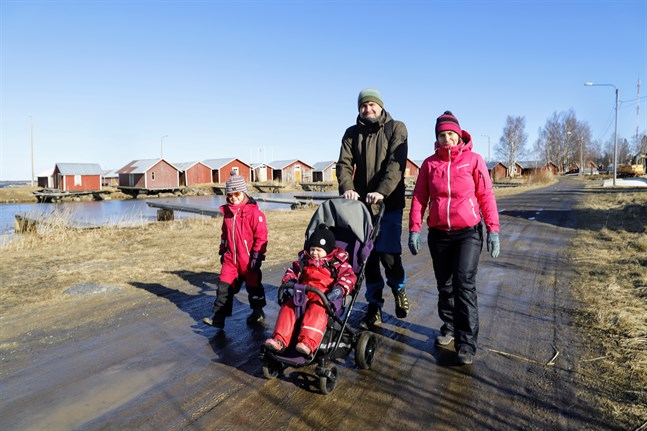 Familjen Siekkinen och Norrdahl-Siekkinen vandrar iväg.