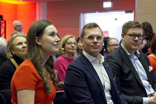 Socialdemokraternas partisekreterare Antton Rönnholm (mitten) meddelade på söndagen att SDP skjuter upp sin partikongress med två månader på grund av coronakrisen.