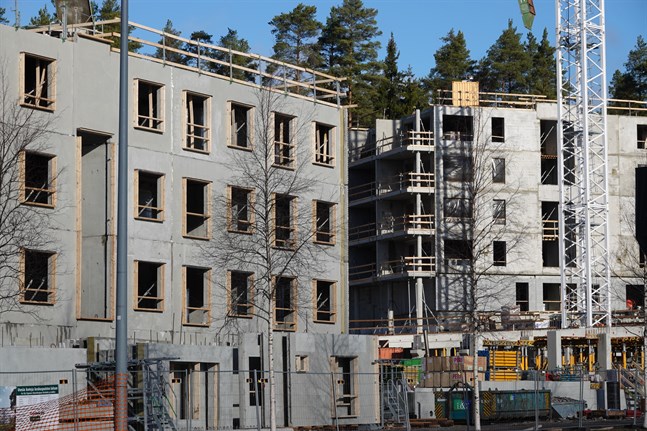 Den finska byggnadsindustrin har förlorat cirka 15 procent av sin arbetskraft under coronakrisen, uppger Byggnadsförbundet och Byggnadsindustrin RT.