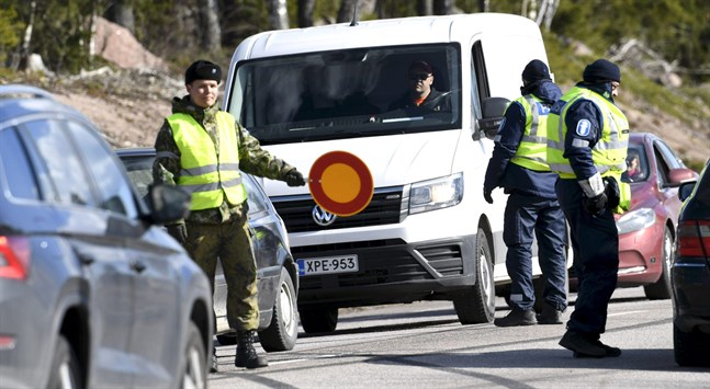 Polisen stoppar bilister i Pyttis i och med de nya bestämmelserna om att isolera Nyland där smittspridningen är som störst.