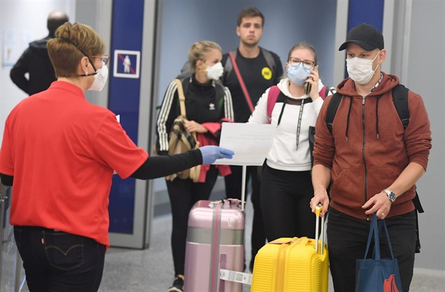 Alla som återvänder till Finland via Helsingfors-Vanda flygplats blir tilldelade information om coronaviruset och hur de ska agera när de fortsätter vidare.