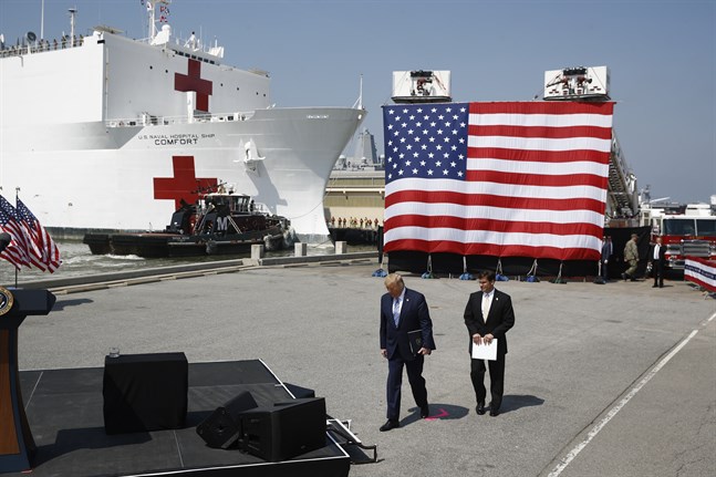 Den amerikanska flottans sjukhusfartyg USNS Comfort avseglade på lördagen mot virusdrabbade New York. President Donald Trump och försvarsminister Mars Esper fanns på plats för en ceremoni.
