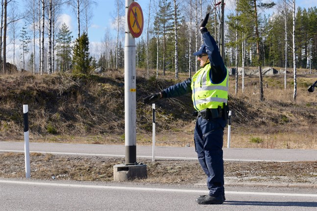 Polisen inrättade kontrollstationer vid Nylands landskapsgränser under natten till lördagen.