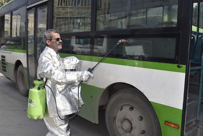 En buss desinficeras i storstaden Aleppo i Syrien. Bilden kommer från statliga nyhetsbyrån Sana. Arkivbild.