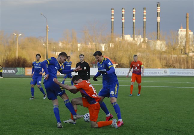 I Vitryssland rullar fotbollen på som vanligt. Här en bild från en match mellan Energetik-BGU och Bate Borisov.