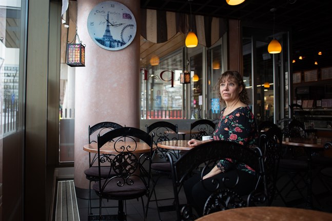 Anne Hyyppä har drivit Café de Paris i 30 år och skulle fira jubileum. Nu vet hon inte vad det blir av kaféet.