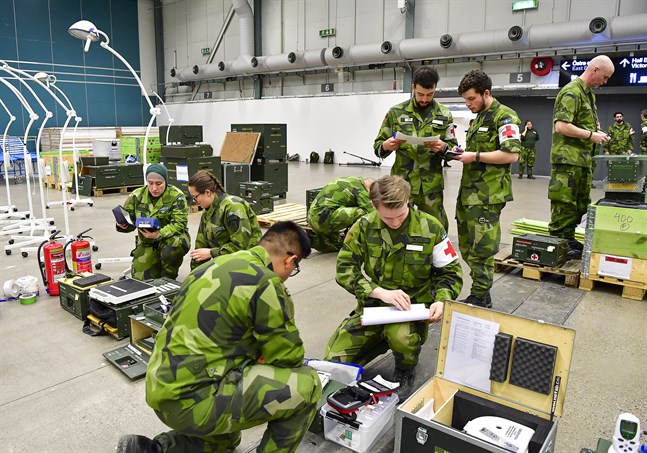 Försvarsmakten har byggt ett fältsjukhus i Älvsjömässan i Stockholm.