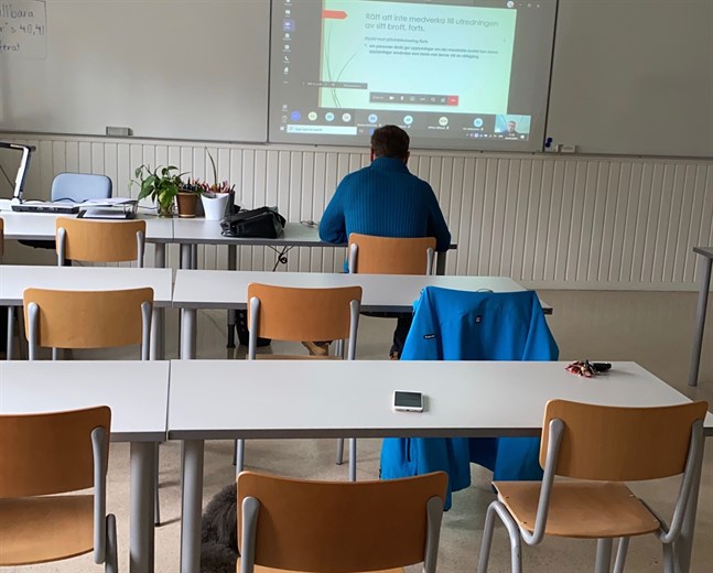 Så här kan undervisning se ut i dag på Kronoby folkhögskola. Klassrummet är tomt förutom Mikael Brännkärr som föreläser om förundersökning för de studerande på linjen Samhälle Finland.