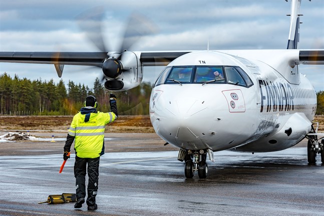 Lettiska RAF-Avia fyller inte kraven på flyg till Kajana och nu förhandlar Traficom med danska DAT.