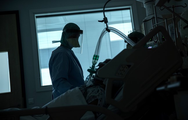 Vårdpersonal arbetar med covid-19-sjuka på en intensivvårdsavdelning i Belgien. Arkivfoto.