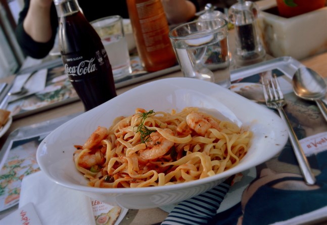Enligt förordningen som regeringen överlämnade till riksdagen på tisdagen, ska alla landets restauranger ha stängt senast på lördag, 4 april.