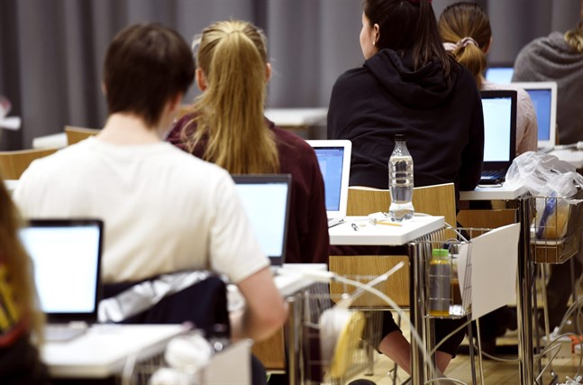 Vårens studentskrivningar blev en extra stor prövning för dem som deltog i skrivningarna eftersom coronavirusets snabba framfart ledde till att en del realprov tidigarelades med en vecka. Arkivbild.