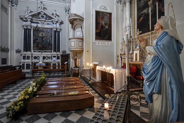 Kistor till några av de som avlidit av covid-19 syns i byn Serina, nära Bergamo i norra Italien. Arkivbild.