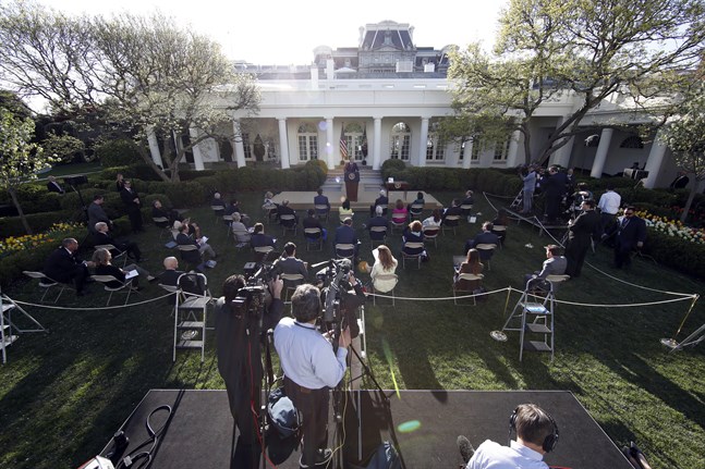 President Donald Trump håller tal utanför Vita huset.