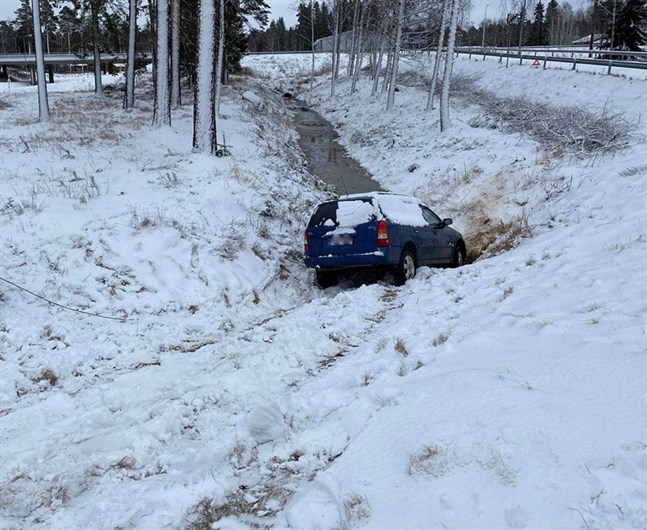 Dikeskörning vid Ahlströmsgatan och refugen upp mot Nordanvägen i Jakobstad på tisdag eftermiddag.