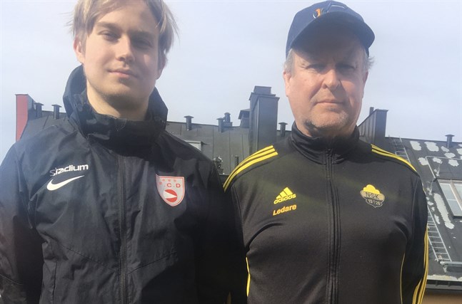 Fotbollsträningarna pågår för fullt i Stockholm. Linus Kåla spelar med FC Djursholm och Peter Kåla tränar två flicklag i Norrtull SK.