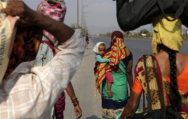 Människor som lämnat sina hembyar för att ta ett jobb i Bombay är på väg från mångmiljonstaden till fots. Många har förlorat både jobb och bostad när Indien satts i ett slags karantän.