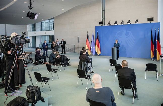Journalister håller distans när Tysklands förbundskansler Angela Merkel har presskonferens i coronatider.
