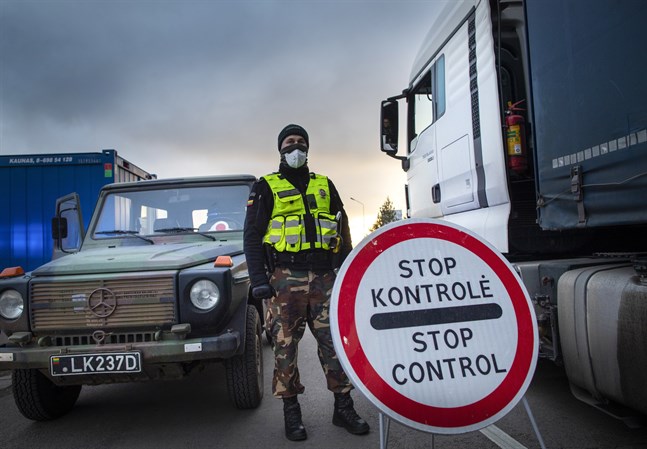 En litauisk gränsvakt intill de milsslånga köer som skapades vid gränsen mot Polen när strikta gränskontroller infördes i mitten av mars som en följd av coronavirusets spridning. Arkivfoto.