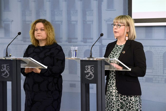 Social- och hälsovårdsminister Aino-Kaisa Pekonen (VF) och familje- och omsorgsminister Krista Kiuru (SDP) säger att coronatestkapaciteten ska fördubblas.