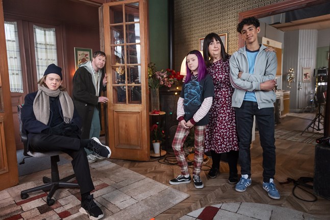 Ernst (Joel Adolphson), Vilgot (Johan Glans), Mira (Sarah Rodin), Agneta (Barbro "Babben" Larsson) och Galad (Emanuel Kielin) är rollfigurerna som dyker upp under 2020-talsdelen i årets julkalender "Mirakel".