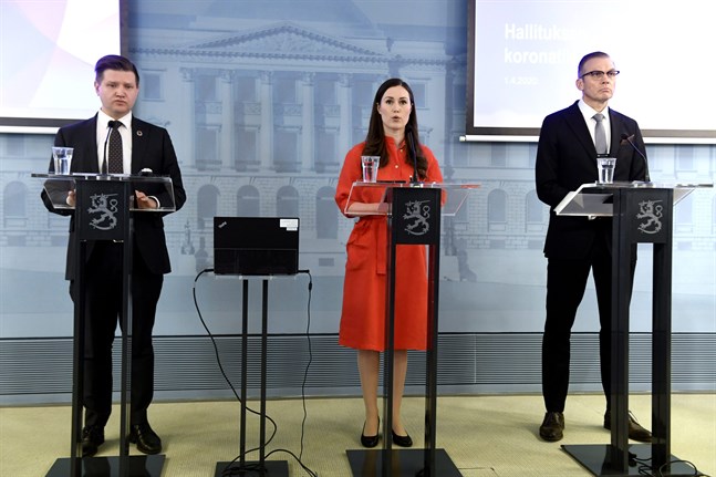 Statssekreterare Mikko Koskinen, statsminister Sanna Marin och säkerhetschef Ahti Kurvinen.