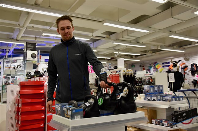 Joona Vaihio på Intersport säger att alla redskap för träning hemma har gått bra åt.
