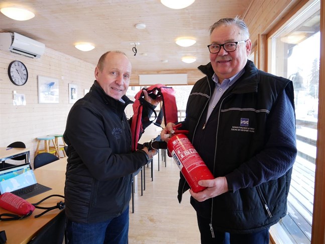 Kim Byholm, kommodor, och Peter Remahl, vicekommodor, i Vasa motorbåtsklubb har i många år lärt ut sjövett till både yngre och äldre båtintresserade.