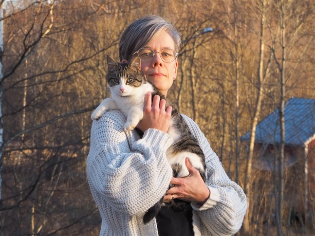 Johanna Boholm, som växte upp i Kronoby och numera bor på Åland, har funnit sin ton som författare. Det har Svenska litteratursällskapet lagt märke till.
