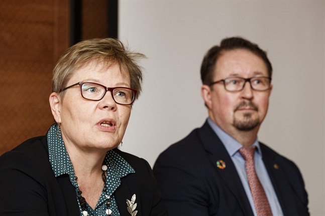 Ministeriedirektören Tuija Kumpulainen tillsammans med THL-direktören Mika Salminen under en presskonferens i krisens början.